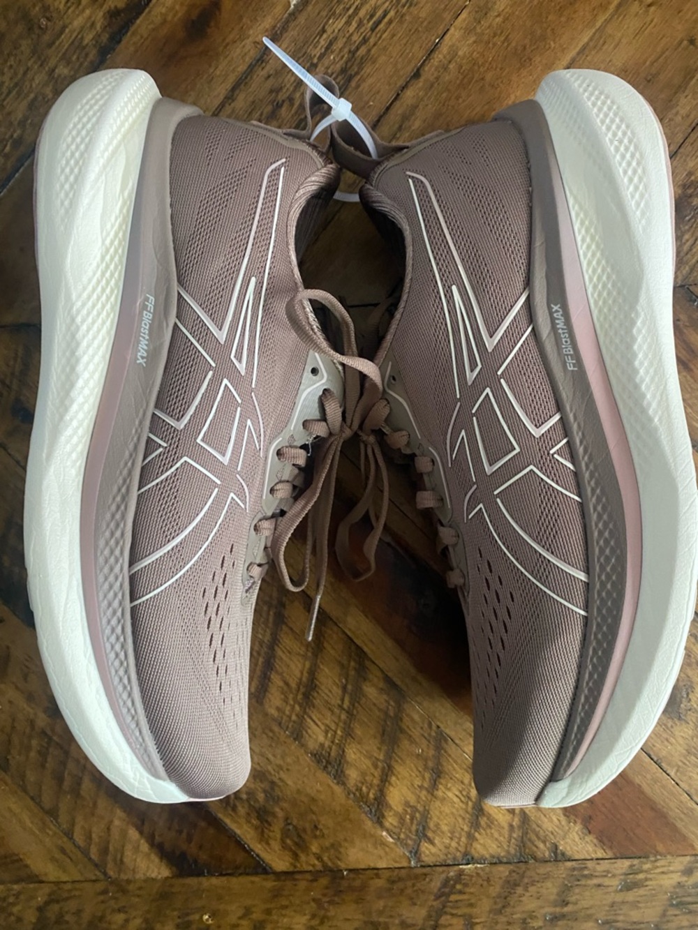 NWOT Asics Women’s Running Sneakers in Mauve and White - Picture 5 of 7
